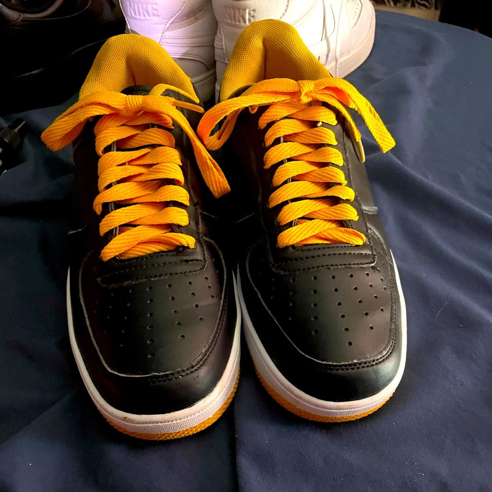 Phat Farm
... , men laced sneaker , Back with yellow trim , Size 8.5